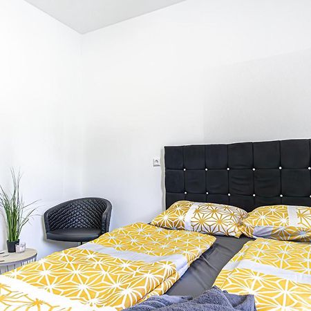 Near Schoenbrunn - Economy Rooms In Shared Apartment At Meidling Train Station Wien Ngoại thất bức ảnh